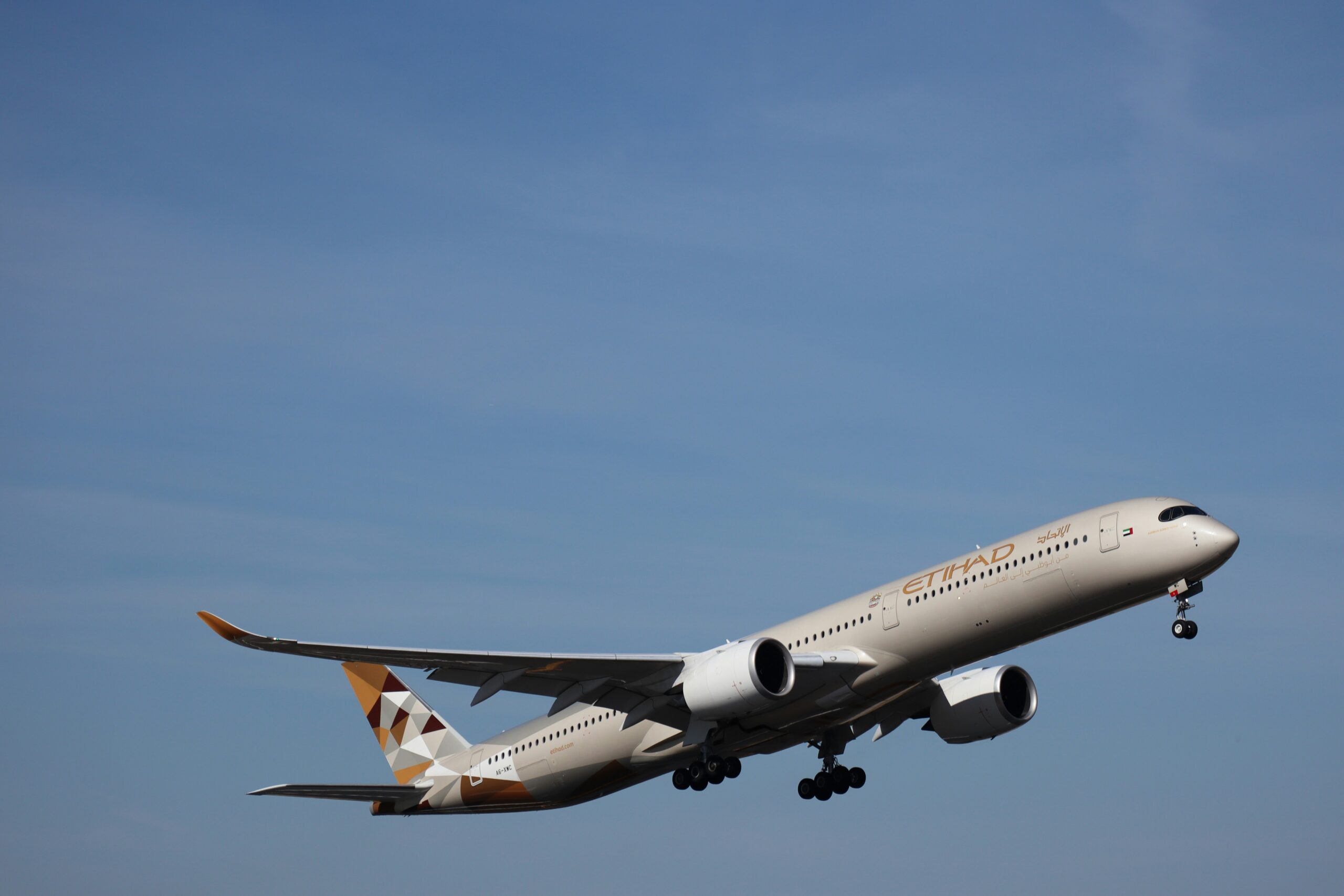 Boeing 777 on approach to Abu Dhabi