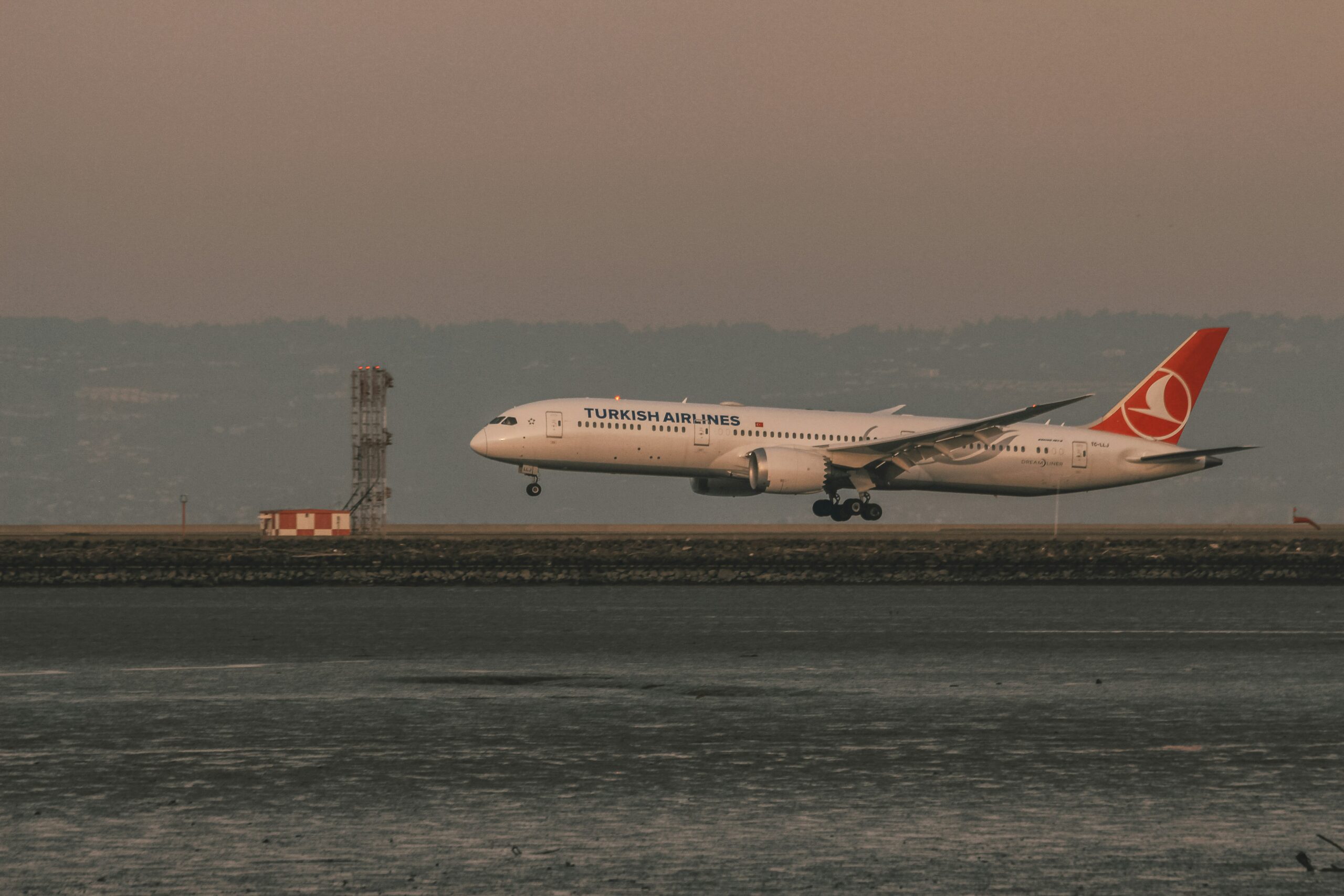 Boeing 787 Dreamliner on approach to landing