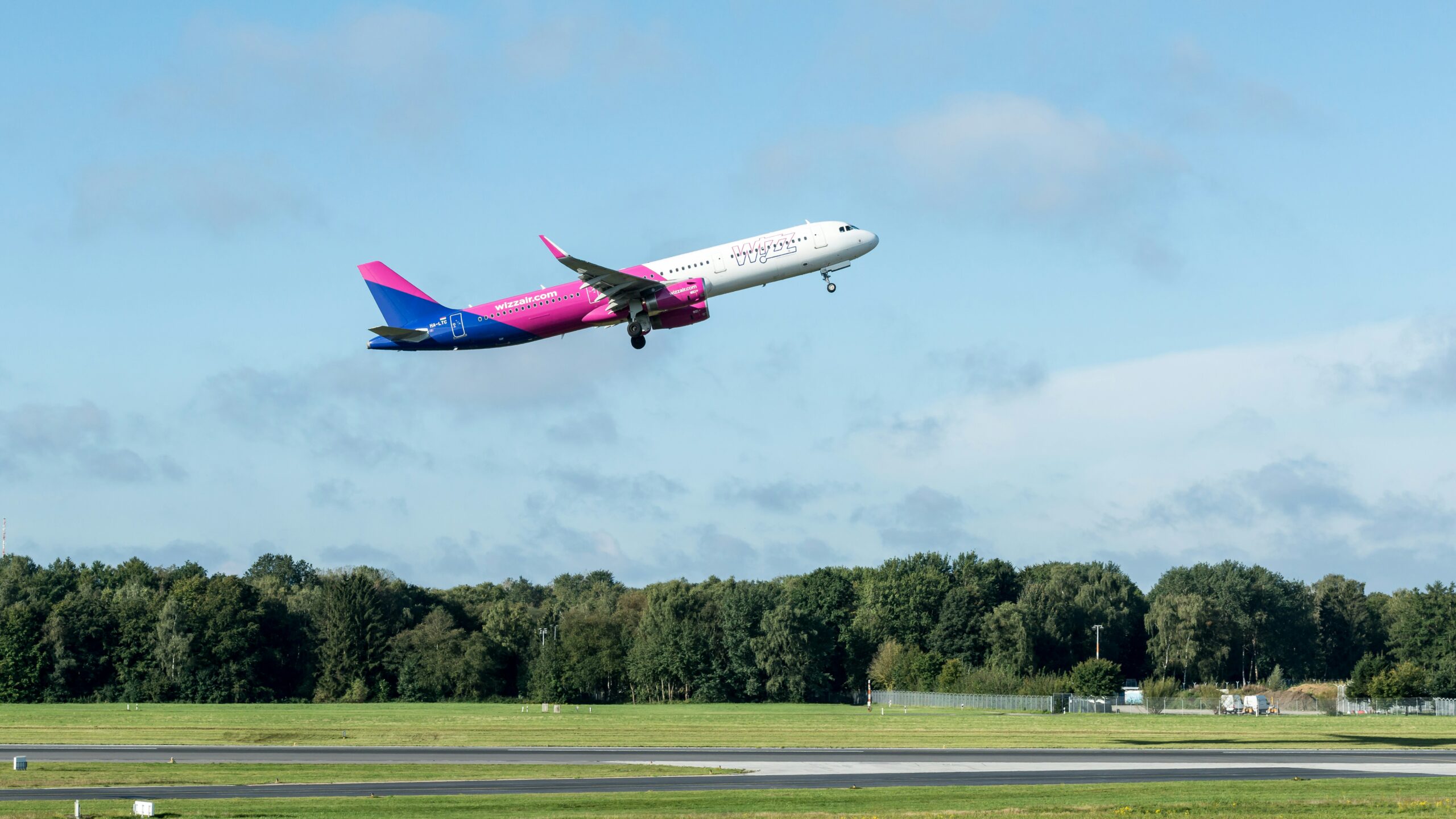Wizz Air Airbus A321neo taking off