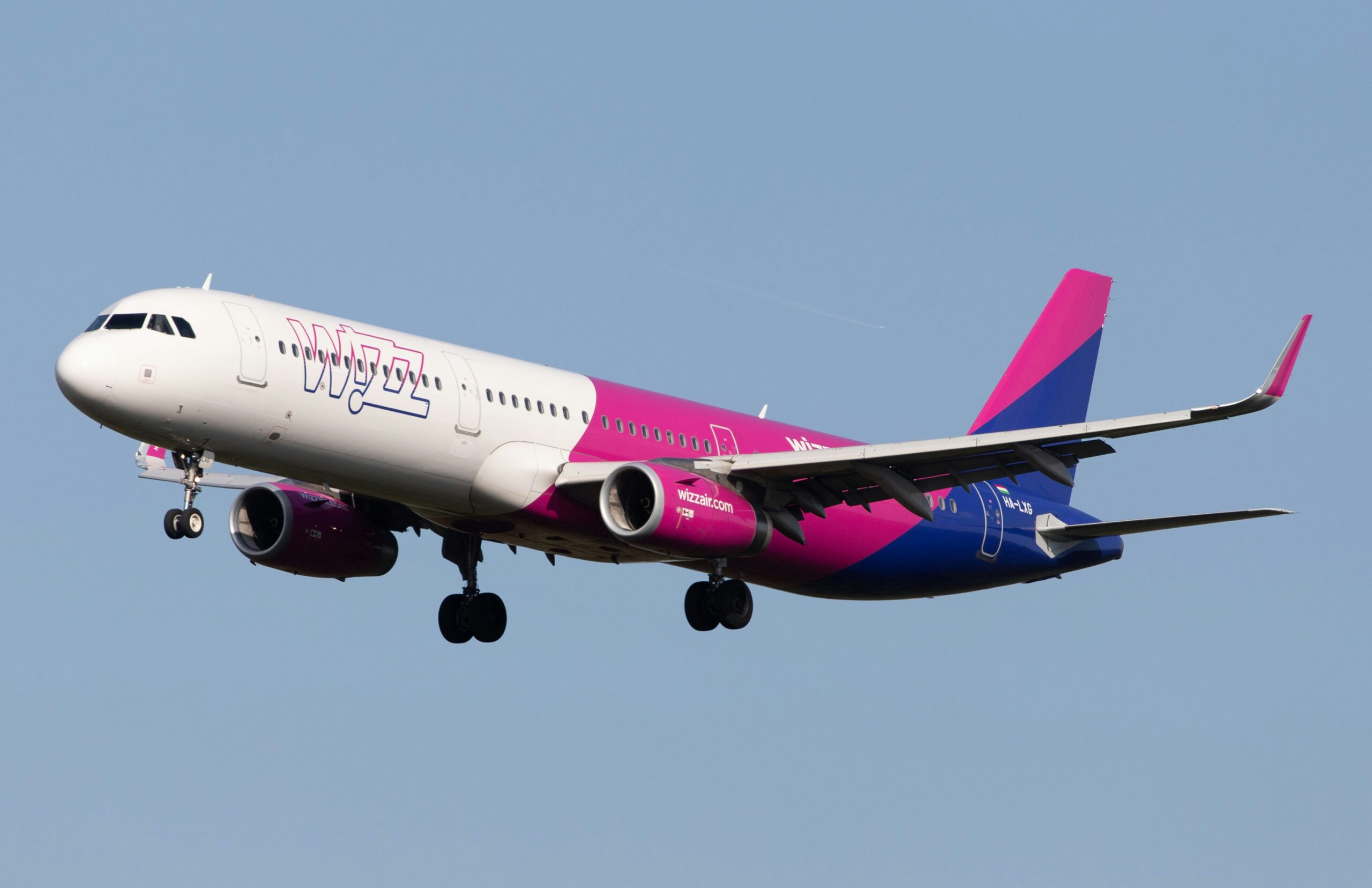 Wizz Air Airbus A321 approaching landing